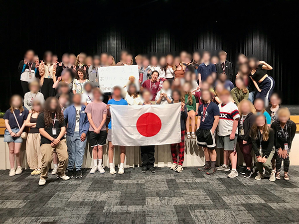 多数のロックポート高校の学生と小野田英明氏の集合写真