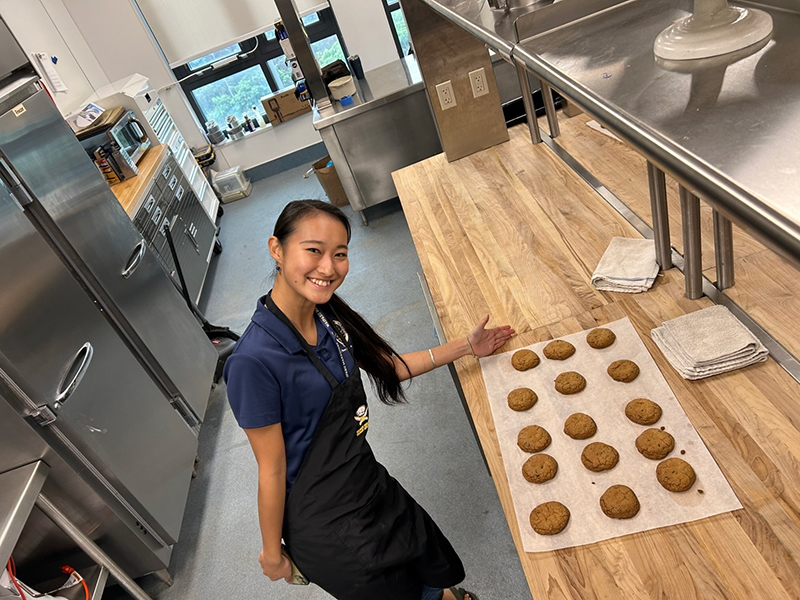 調理室にて、エプロンを着た後藤千絢さん。