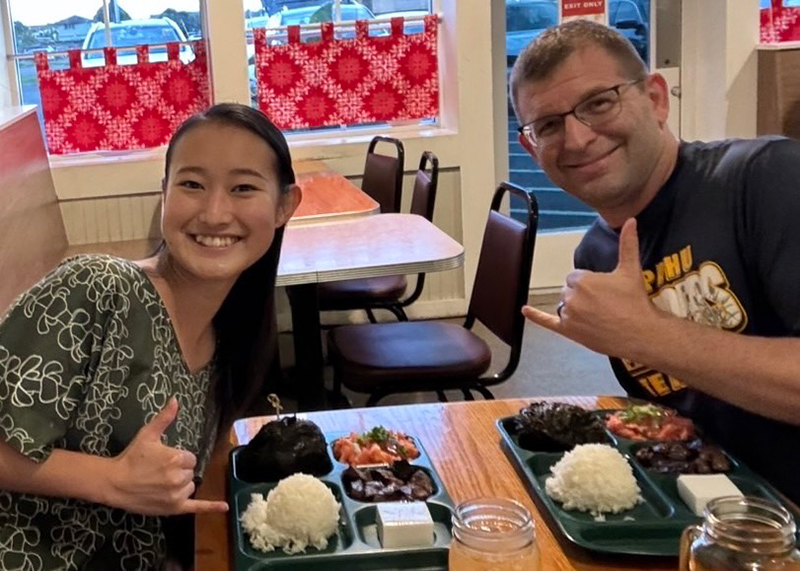 食堂にて後藤千絢さんと男性がこちらを見ている。