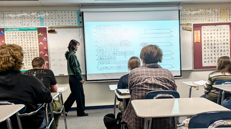 派遣先のコーダリーン・ハイ・スクールの教室にて、生徒に日本語の解説をしている三瓶 真穂さん。