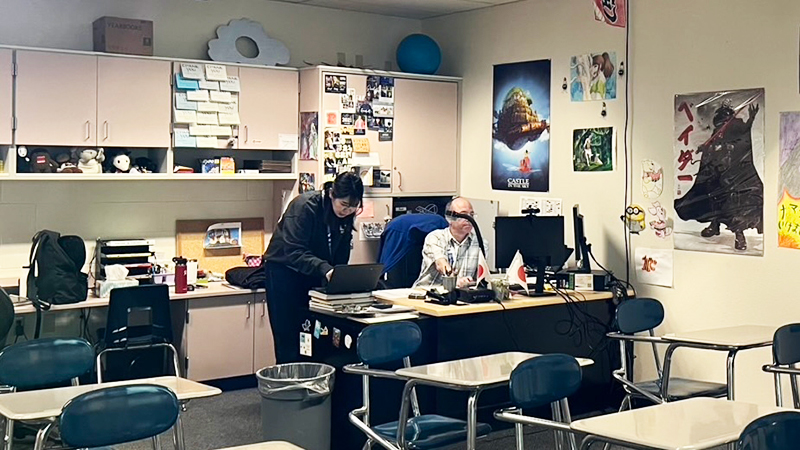 コーダリーン・ハイ・スクール構内の部屋にて、パソコンに向かっている三瓶 真穂さん。