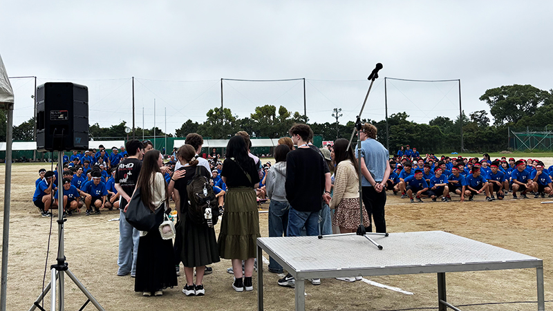 グラウンドに多数の生徒がいる様子。