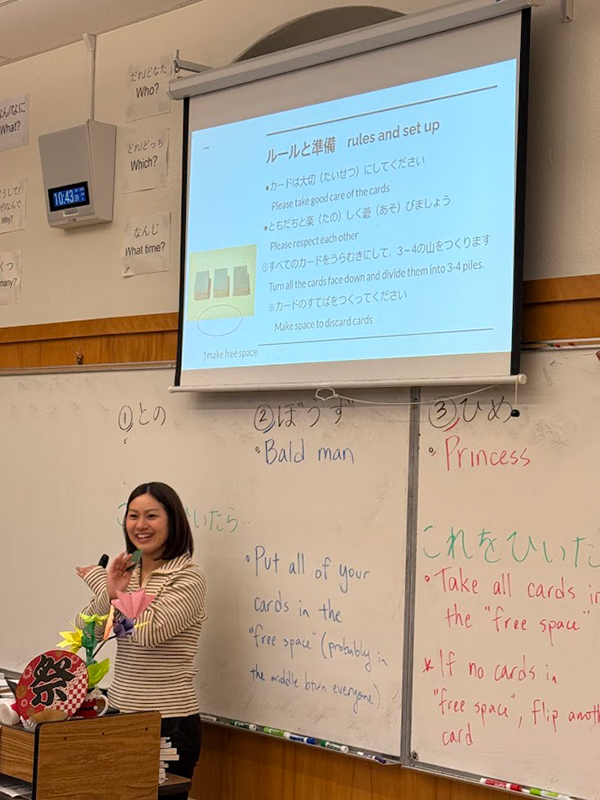 百人一首の札を使ったゲーム「坊主めくり」について説明をしている渡邉 沙和子さん。