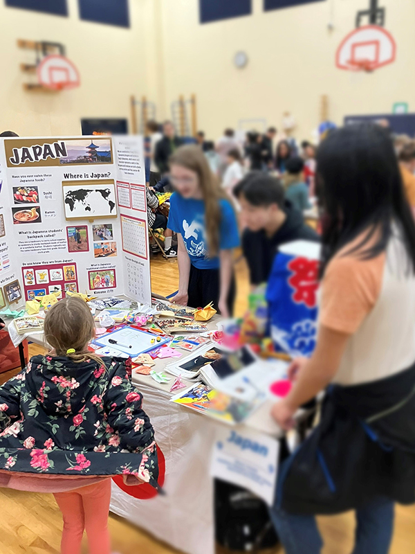 百人一首の札を使ったゲーム「坊主めくり」について説明をしている渡邉 沙和子さん。