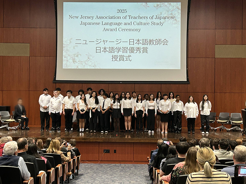 ニュージャージー日本語教師会 日本語学習優秀賞 授賞式のステージにて、生徒25名が写っている。