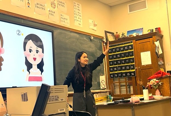 教室にて、スライドを用いて日本についての授業をする持田 佳奈穂さん。