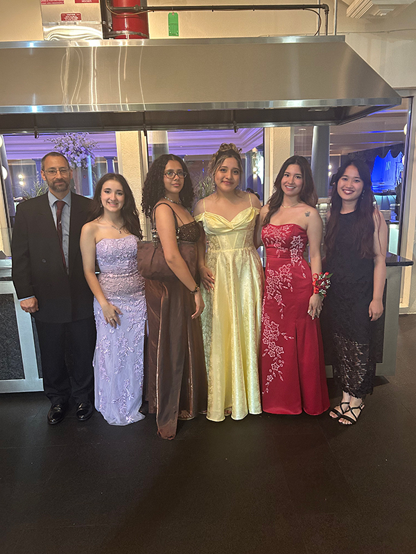 スーツを着た男性1人と、ドレスを着ている持田さんと他4人の女性が写っている。