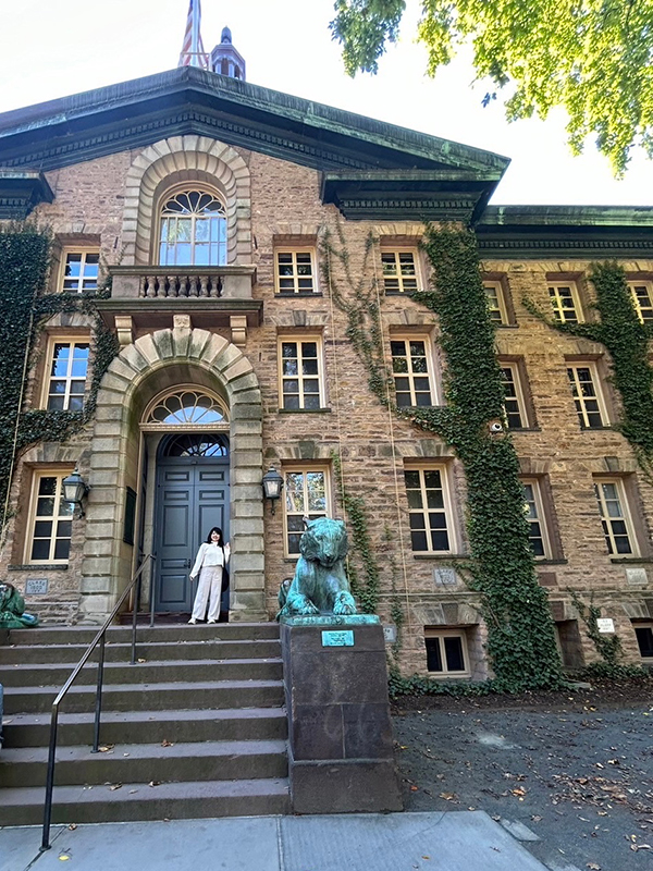 クランフォード・ハイ・スクールの校舎の前で立っている宮本菜摘さん。