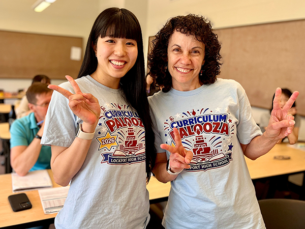 若林さんともう1名の現地女性が、お揃いのTシャツを着てピースサインをしている。