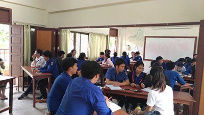 Photo of first-year students interviewing Japanese guests in the Listening Comprehension and Conversation class