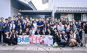 日本語学科の先生や学生の集合写真