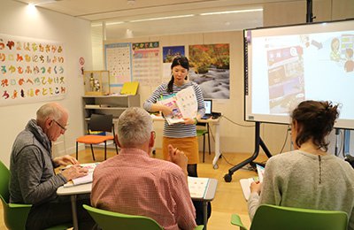 Photo of an Assistant instructing an elementary 2A2 class