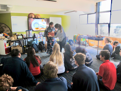 オーストラリアで開催された指導助手による着付け教室の写真