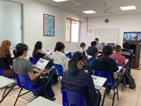 教師研修を行っている教室の写真