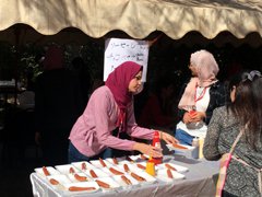 秋祭りでボランティアをする様子の写真