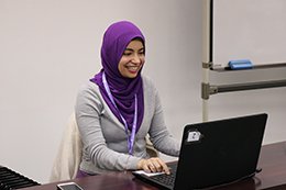 センター講師によるパレスチナの学習者へのオンライン授業の様子の写真