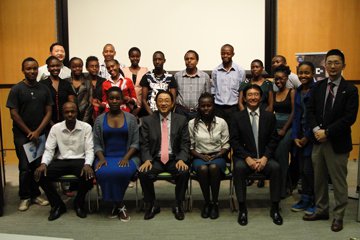 第９回ケニア弁論大会　森公使と弁士たちの集合写真