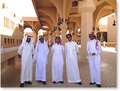 制服にもなっているサウジアラビアの民族衣装の写真