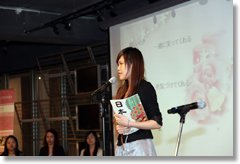 香港大学イベントでの詩の朗読の写真