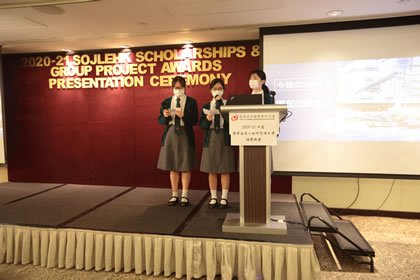 香港研究会が主催するイベントの受賞作品に関する発表をする女子中学生の写真