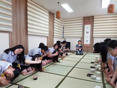 日本語サポーター（写真奥）との茶道体験をする高校生の画像