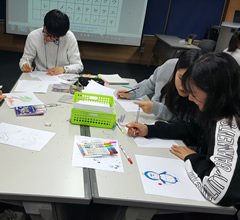 「かな」のグラフィックデザイン作成風景の画像