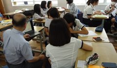 中学生が日本人に出身地についてインタビューの画像
