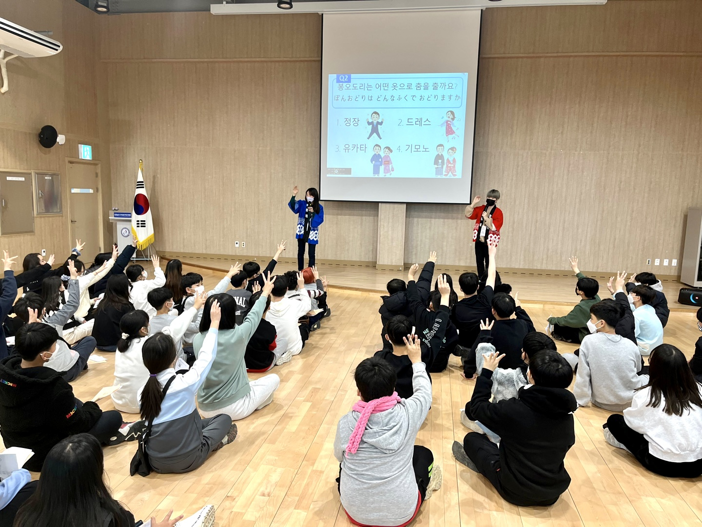 大ホールでの盆踊りの写真