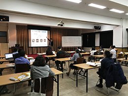 The picture of the “Irodori: Japanese for Life in Japan” teaching method seminar was held while exercising social distancing