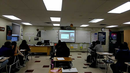オンライン授業を行う教室の写真