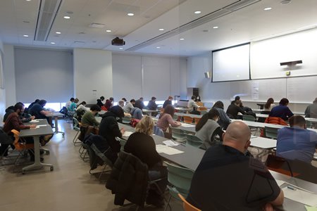 日本語能力試験実施中の試験室の写真