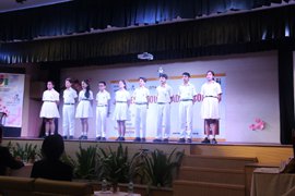 群読コンテストの様子。9人の学生が心を一つに群読をしています。詳細は以下。