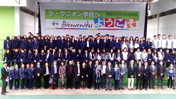 Picture of RSJ participants with students from el Colegio La Unión in Peru