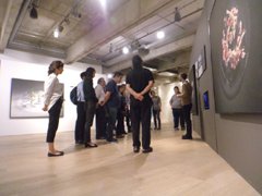 キュレーターが学生たちに展示内容を説明する写真