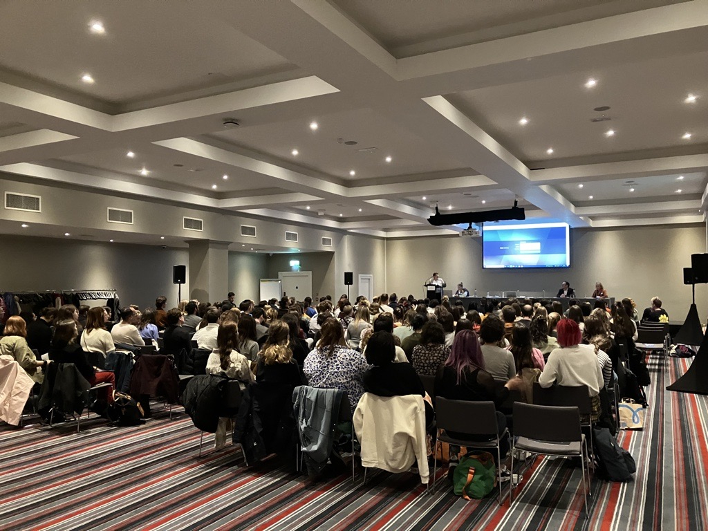 オリエンテーションに参加した外国語アシスタントの皆さんの写真