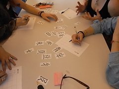 漢字パズルに挑戦する生徒の写真