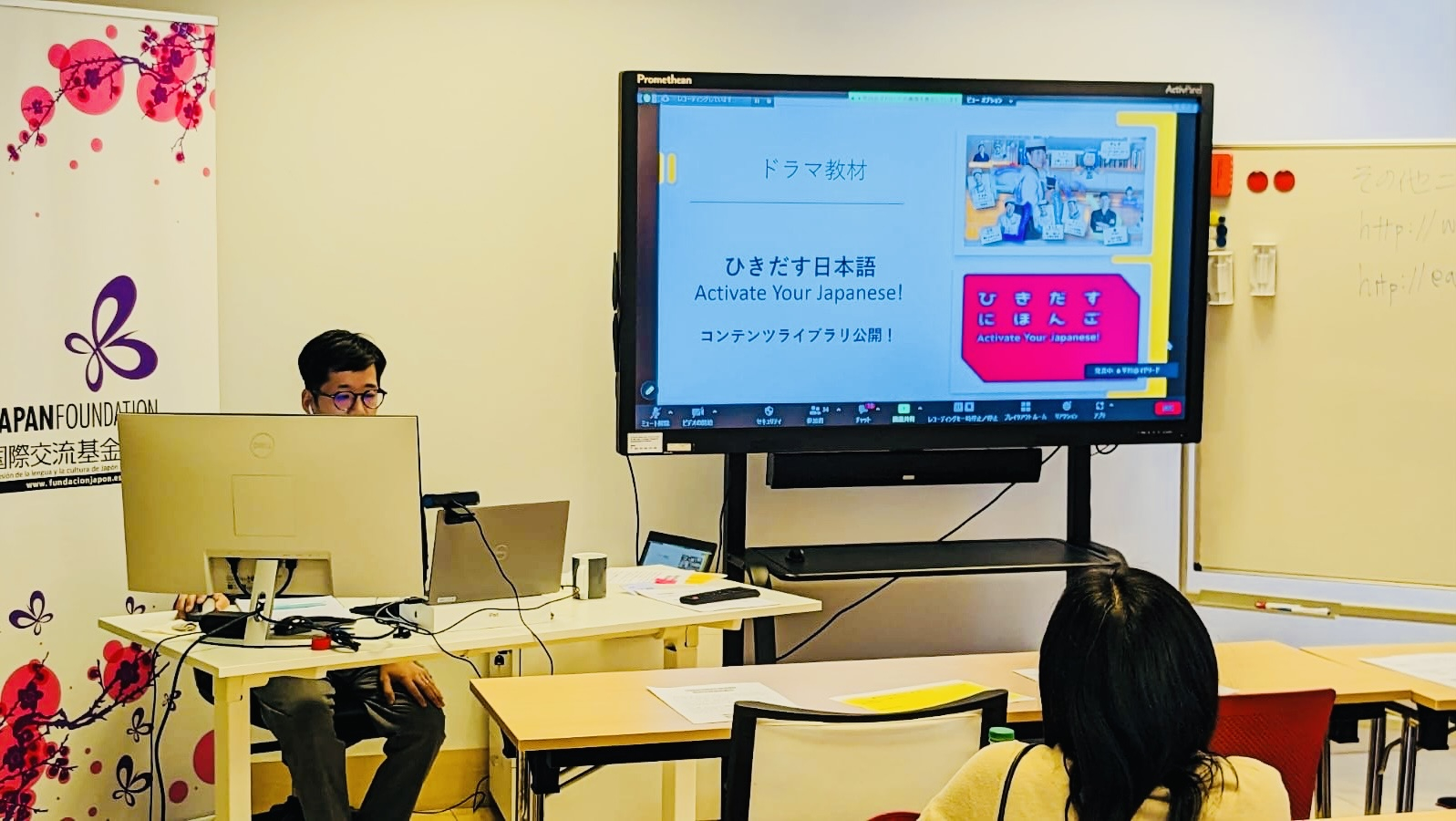 ハイブリッド研修で、沢山の機材に囲まれている講師の写真