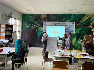 The picture of workshop in Aceh Province (What does society look like in the 21st Century?)