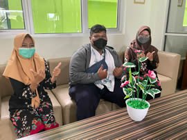 インドネシア高校日本語教師会の会長と役員の写真