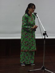 スピーチをする女学生の写真