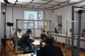 パーテーションで各審査員の席が仕切られている、オンラインスピーチコンテストの会場の様子の写真
