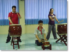 パヤオ県での和太鼓研修で曲を発表する先生と生徒のグループの写真