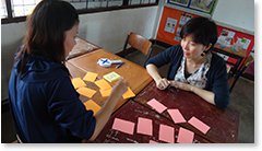 研修参加者が作った漢字のゲームで真剣勝負の写真