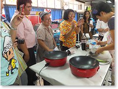 初めての日本料理の研修で食べる気満々の皆さん（チェンマイ県）の写真