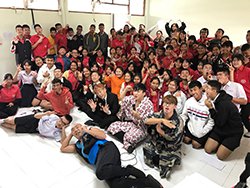 “NP派遣校での漫才ワークショップの様子の写真