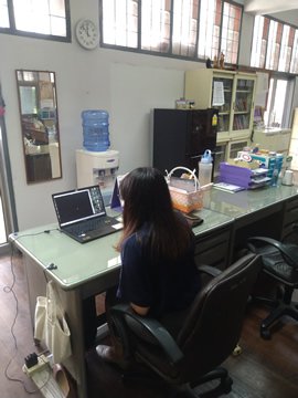 オンライン授業を行うタイの先生の写真