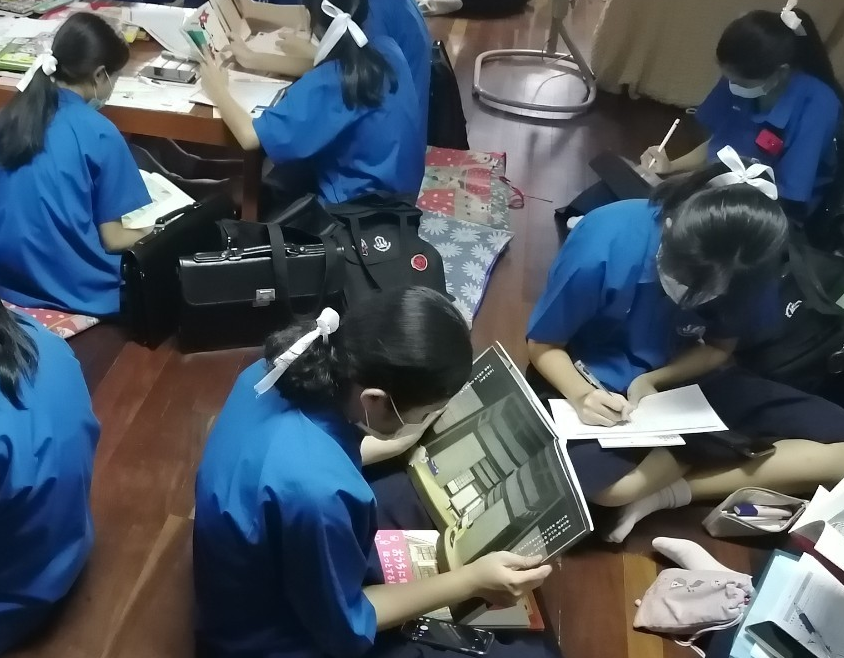 多読活動に参加する生徒の写真