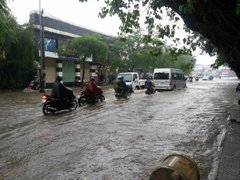 大雨で冠水したフエの街の写真