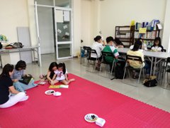 それぞれのスタイルで本を読む参加者たちの写真