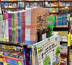 The picture of Marugoto textbooks arranged in a bookstore